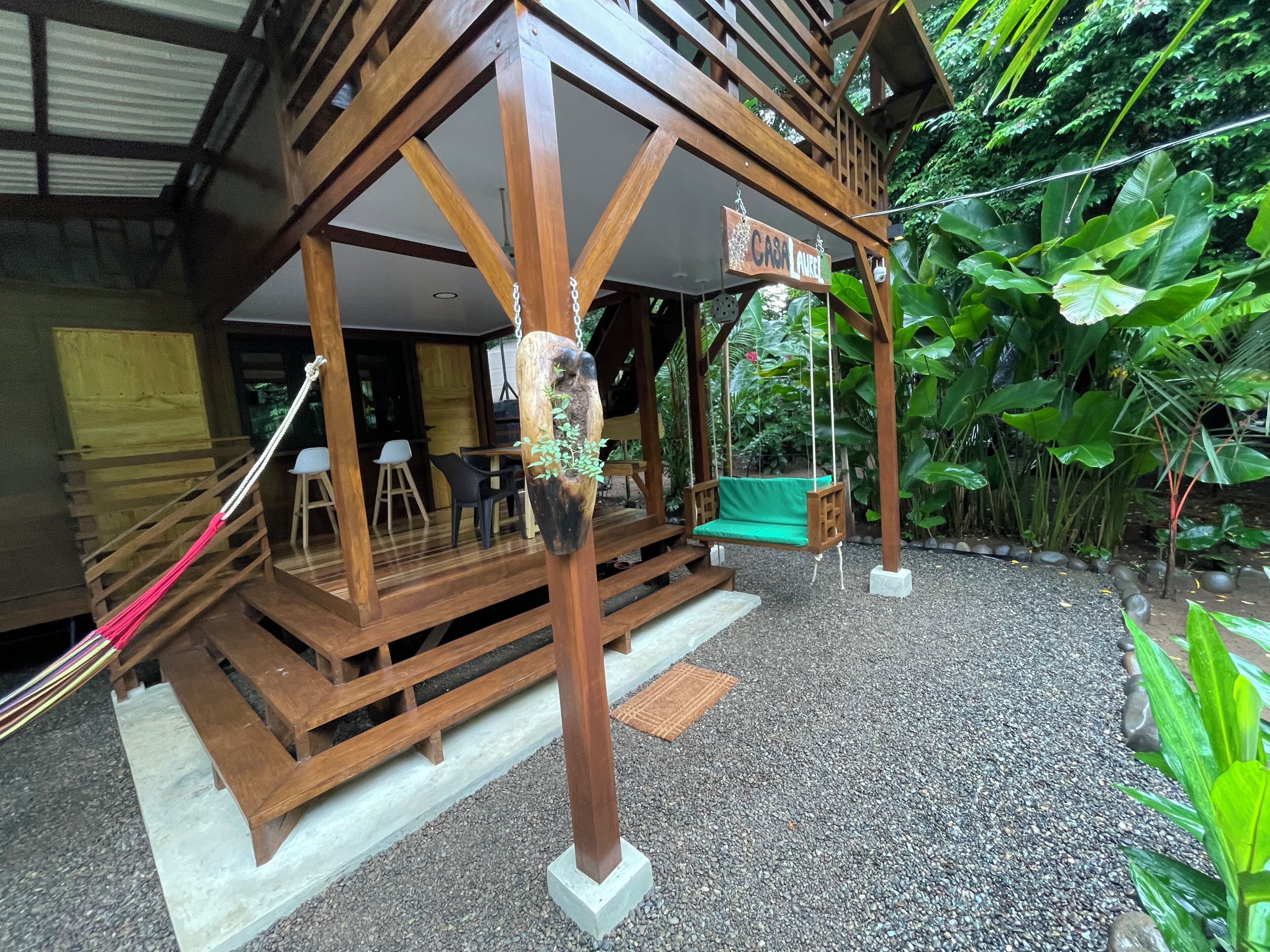 Eine Holzhütte mit Veranda, einer Schaukel und einem Schild mit der Aufschrift "CASA LAKE".