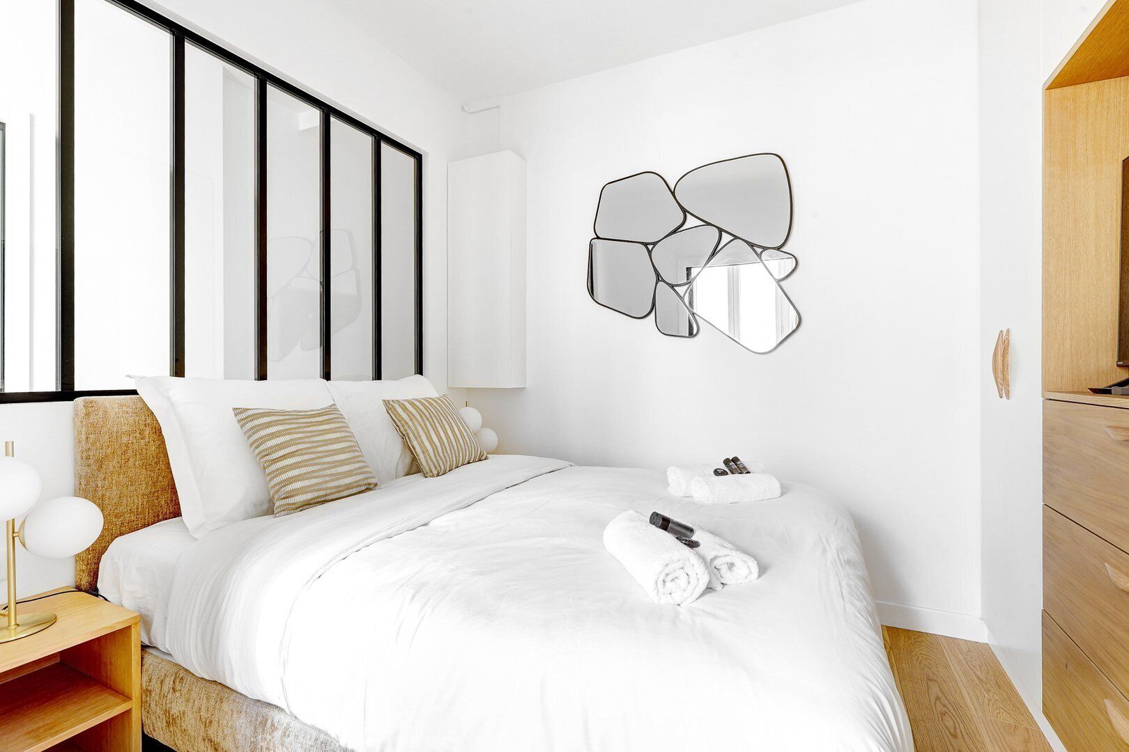 1 slaapkamer, een bureau, een strijkplank/strijkijzer, internet