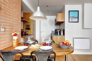 Fridge, microwave, oven, coffee/tea maker