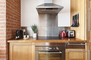 Fridge, microwave, oven, coffee/tea maker