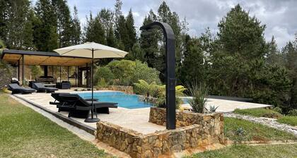 FINCA VILLA MINA, come to Eastern Antioquia, heated pool and total comfort.