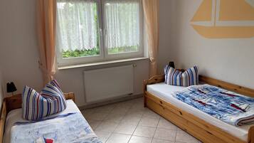 2 bedrooms, travel crib, free WiFi