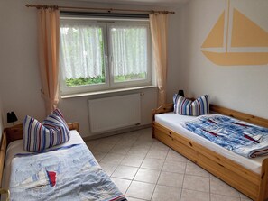 2 bedrooms, travel crib, free WiFi - Large vacation apartments for the family   (Karlshagen)