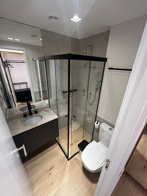 Departamento | Baño | Regadera, secadora de cabello, toallas, jabón 