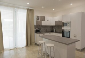 Een koelkast, een oven, een kookplaat, een vaatwasser