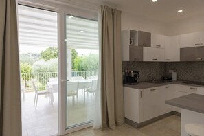 Frigorifero, forno, piano cottura, lavastoviglie