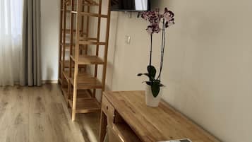 家庭三人房, 庭園景觀 | 書桌、筆電工作空間、免費無線上網