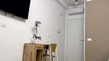 Escritorio, espacio para trabajar con laptop y wifi gratis