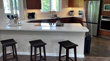 Refrigerador, microondas, horno, placa de cocina