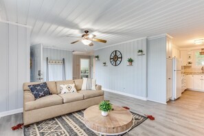 Living area - Coastal Cottage Private - 7 minutes to Beach  (Longs)