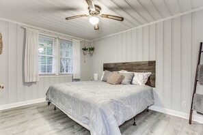 3 bedrooms, WiFi, bed sheets - Coastal Cottage Private - 7 minutes to Beach  (Longs)