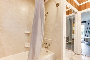 Dusj, håndklær, såpe og toalettpapir