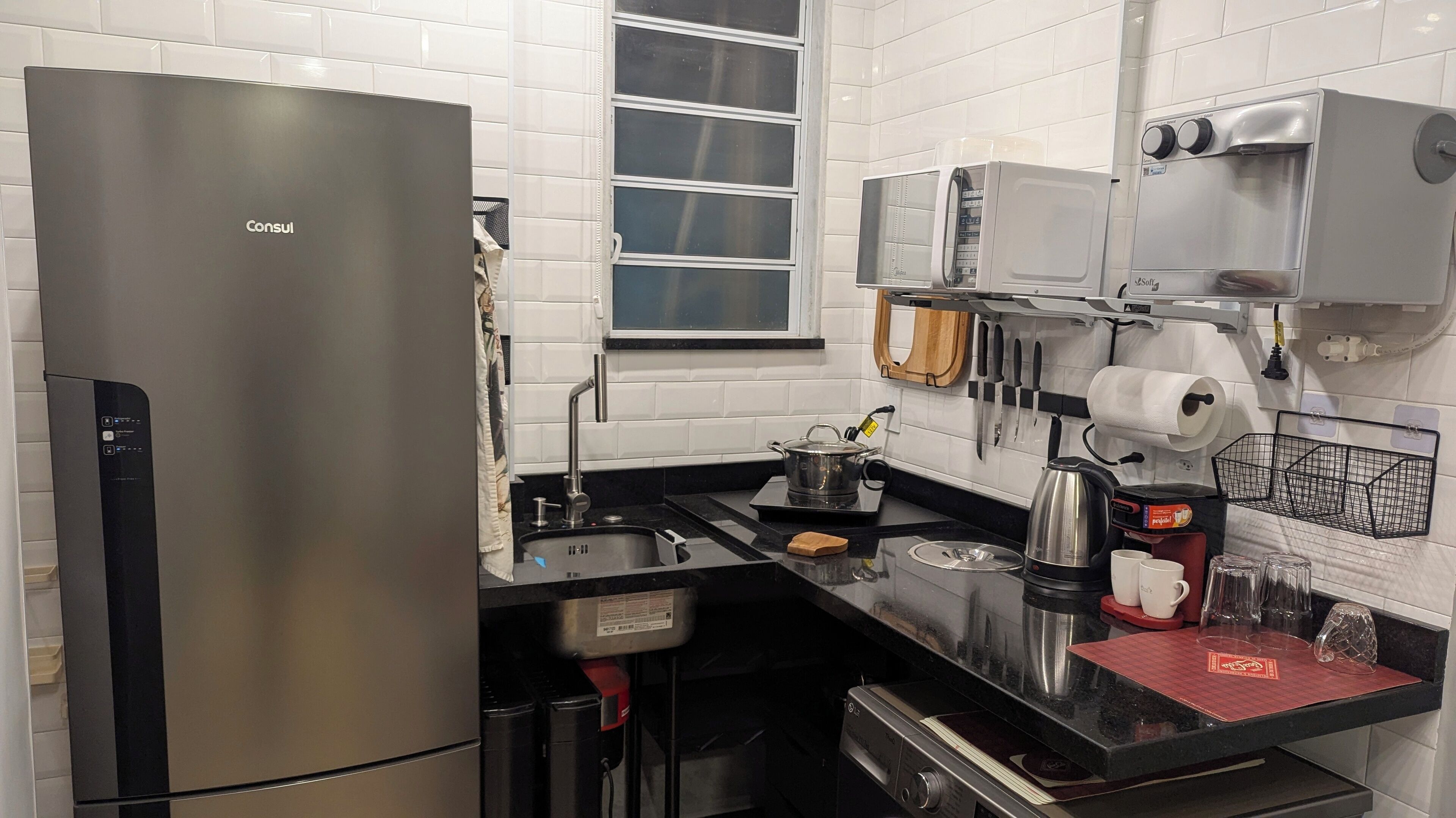 Geladeira, micro-ondas, cooktop, cafeteira/chaleira