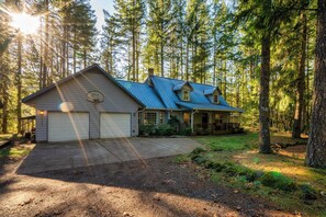Exterior - Relaxing River Lodge • Hot Tub • Family Friendly (Rhododendron)