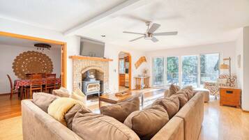 Televisie, een open haard, een dvd-speler en tafelvoetbal