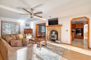 Fernseher, Kamin, DVD-Player, Tischfußball