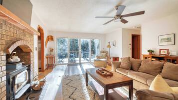 Televisie, een open haard, een dvd-speler en tafelvoetbal