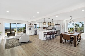 Private kitchen - Amazing View Villa in Temecula Wine Country! Well Designed, Fire Pit & Hot Tub! (Temecula)