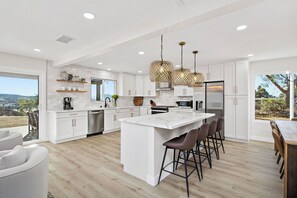 Private kitchen - Amazing View Villa in Temecula Wine Country! Well Designed, Fire Pit & Hot Tub! (Temecula)