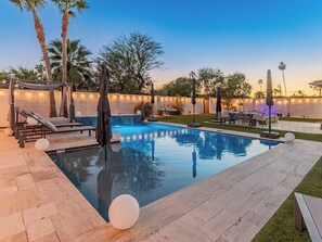 Utendørsbasseng og et oppvarmet basseng