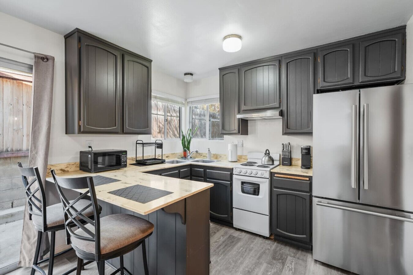 Réfrigérateur, four à micro-ondes, un four, surface de cuisson