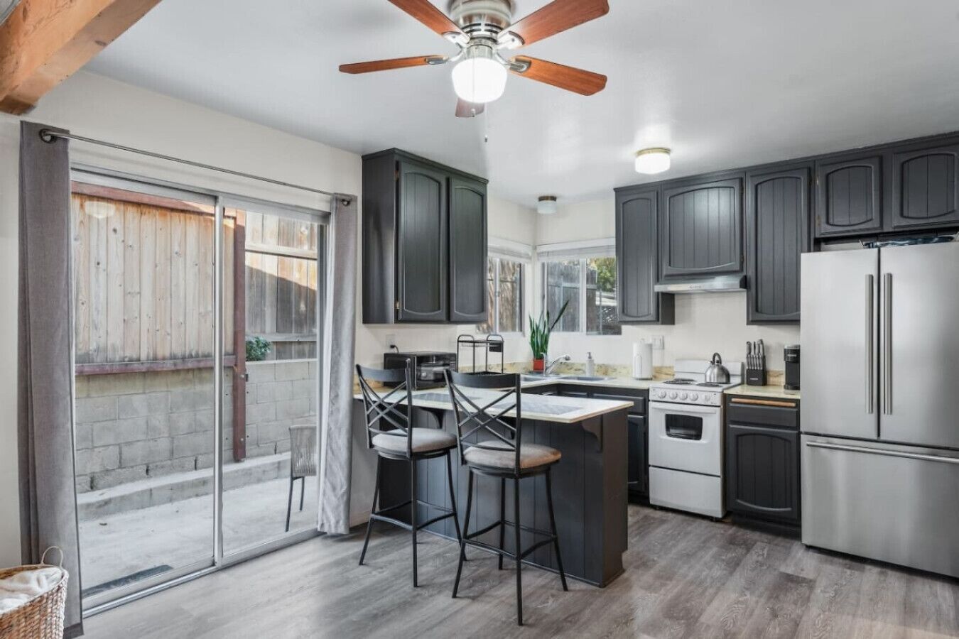 Réfrigérateur, four à micro-ondes, un four, surface de cuisson