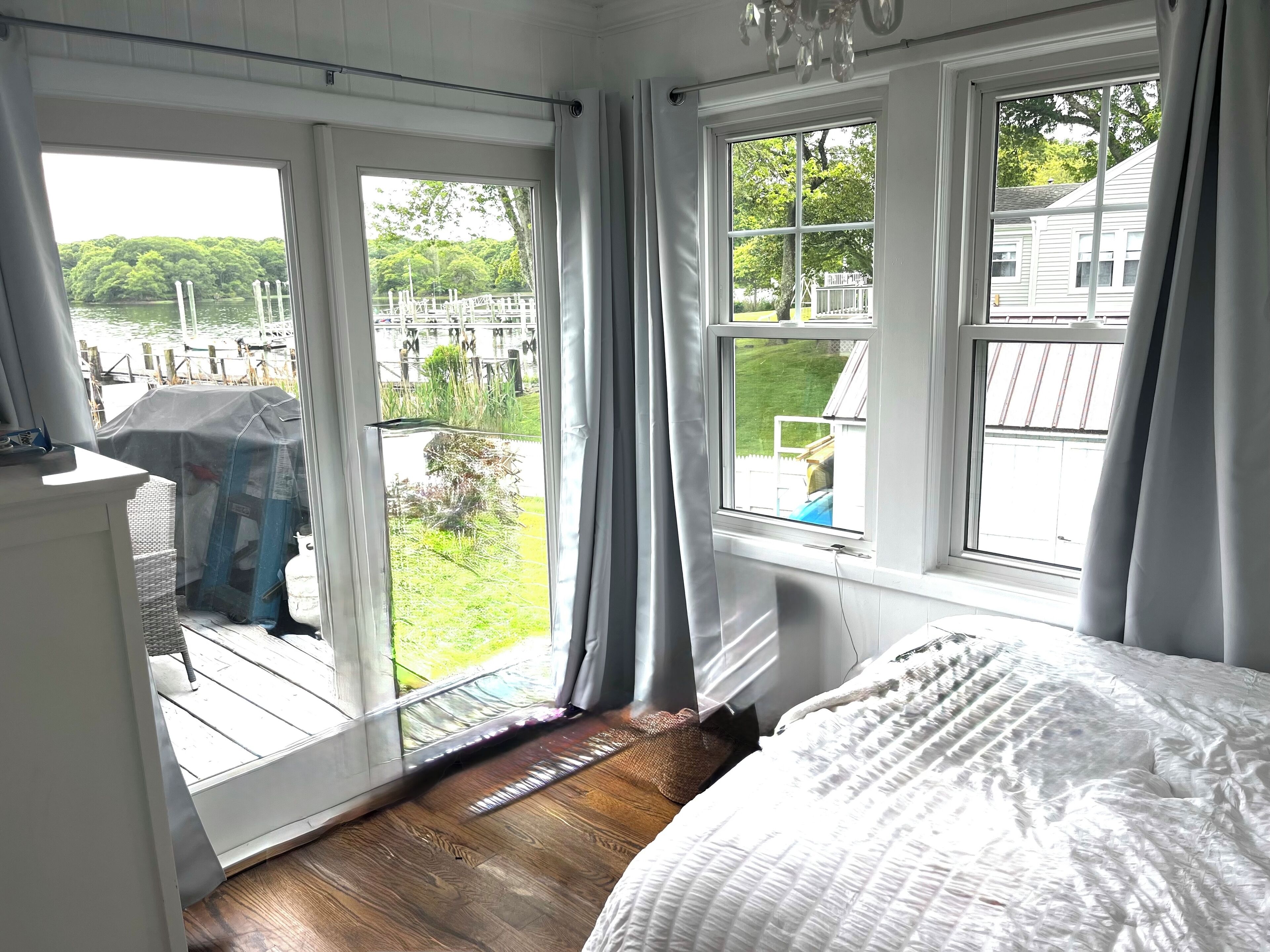 4 bedrooms, iron/ironing board, WiFi (free), bed sheets