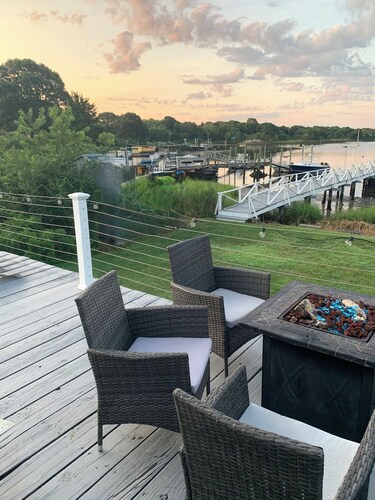 Amazing Water Front 4-bedroom estate in charming Narragansett with AC, WiFi