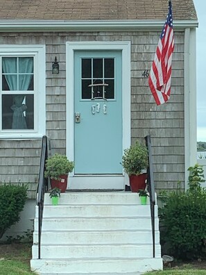 Exterior detail - Amazing Water Front 4-bedroom estate in charming Narragansett with AC, WiFi (Narragansett)