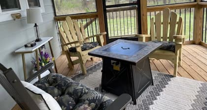 Wood Haven on the River- cozy cottage on the Hiawassee River in Hayesville NC