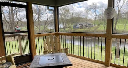 Wood Haven on the River- cozy cottage on the Hiawassee River in Hayesville NC