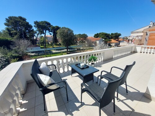 Charming 3-bedroom apartment with AC, Pool, WiFi in beautiful Biograd na Moru