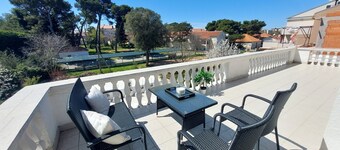 Charming 3-bedroom apartment with AC, Pool, WiFi in beautiful Biograd na Moru