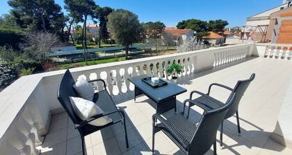 Charming 3-bedroom apartment with AC, Pool, WiFi in beautiful Biograd na Moru