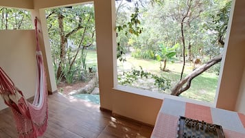 Quarto triplo luxo, varanda coberta | Área de estar