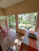 Quarto triplo luxo, varanda coberta | Área de estar