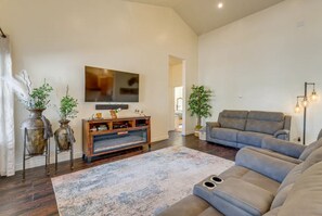 TV, fireplace, DVD player, video library - Secluded 16-acre Ranch House near Red Fleet, Steinaker & Flaming Gorge (Vernal)