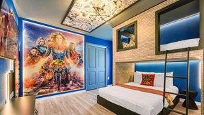 Un dormitorio con un mural, una cama litera y una pared de ladrillo.