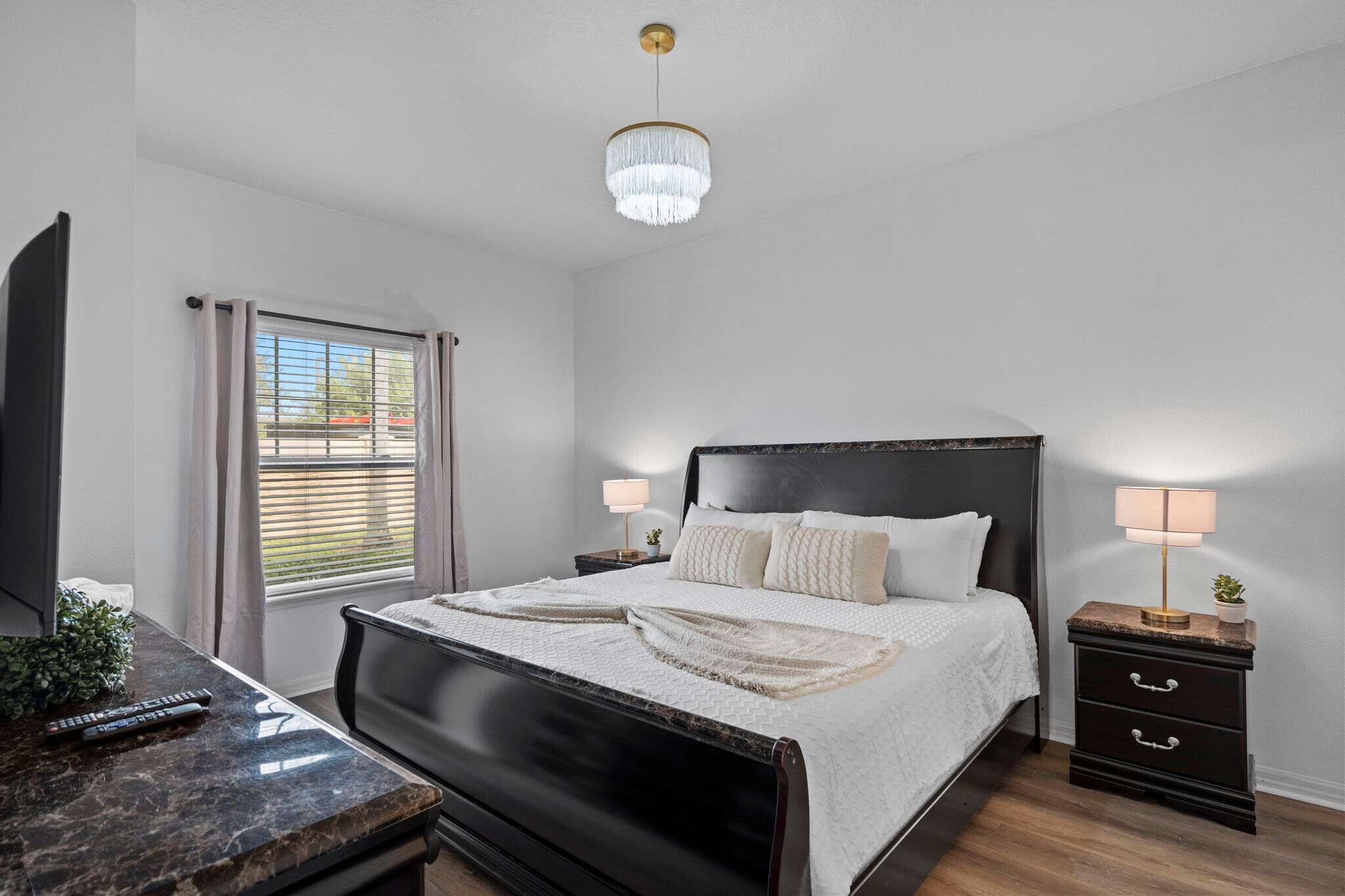 3 habitaciones, tabla de planchar con plancha, wifi y ropa de cama 