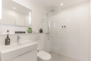 Haartrockner, Handtücher, Seife, Toilettenpapier