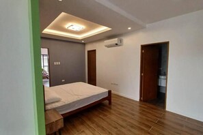 4 bedrooms, iron/ironing board, WiFi, bed sheets