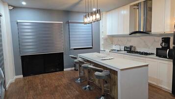 Jääkaappi, mikroaaltouuni, liesi, vedenkeitin