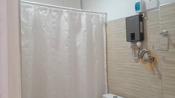 Suite | Bathroom | Shower, rainfall showerhead, free toiletries, hair dryer (on request)