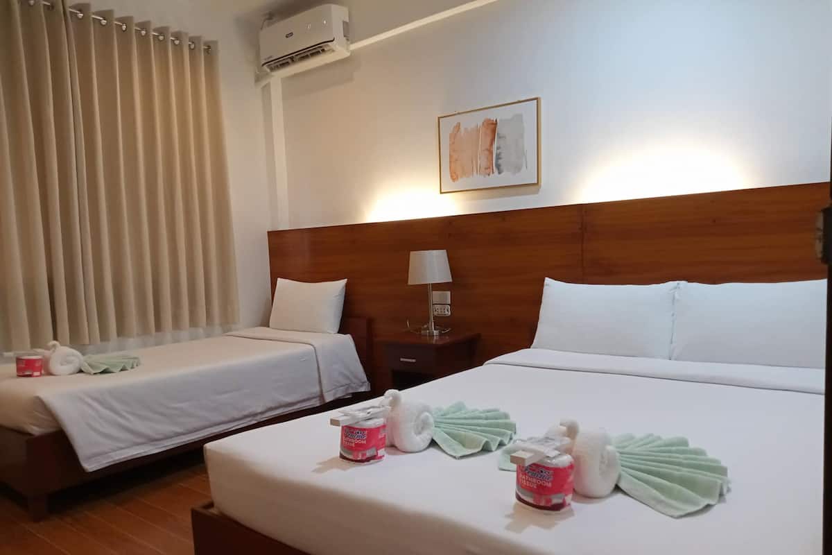 Suíte família, sacada, vista para a cidade | 1 quarto, roupas de cama premium, individualmente decorados