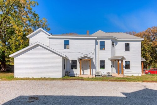 Near Downtown ~ 2BDR & Fun Backyard ~ Pet Friendly