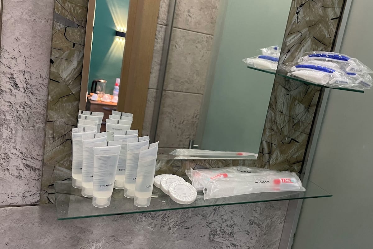 Een douche, een haardroger, badjassen, pantoffels