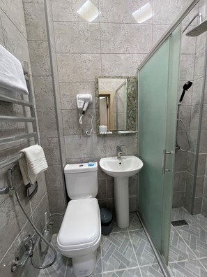 Chambre Double Confort, vue ville | Salle de bain | Douche, sĂšche-cheveux, peignoirs, chaussons