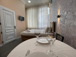 Dobbeltrom – deluxe, 1 queensize-seng, byutsikt | Blendingsgardiner, lydisolert og wi-fi (inkludert)