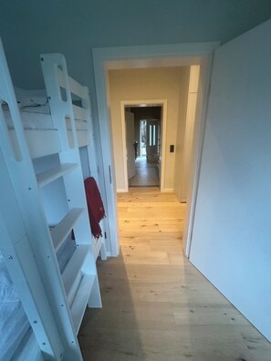 3 habitaciones, tabla de planchar con plancha, wifi y ropa de cama