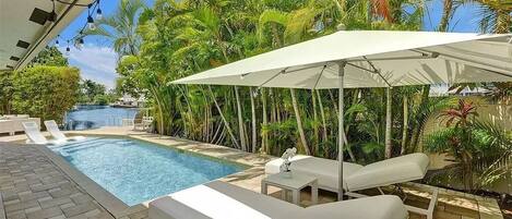 حمّام سباحة مُدفَّأ